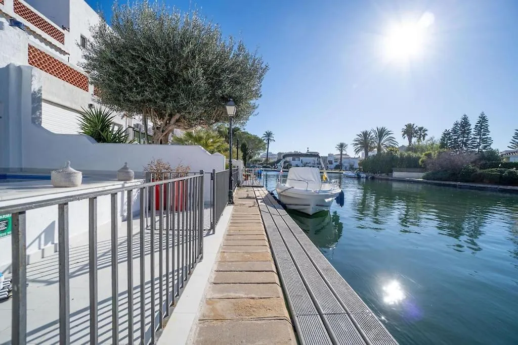 Holiday home 2027 Casa De Pescador Con 3 Habitaciones, Piscina Y Amarre By Homeselectspain Empuriabrava