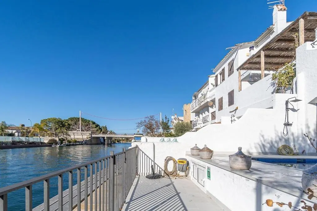 Holiday home 2027 Casa De Pescador Con 3 Habitaciones, Piscina Y Amarre By Homeselectspain Empuriabrava