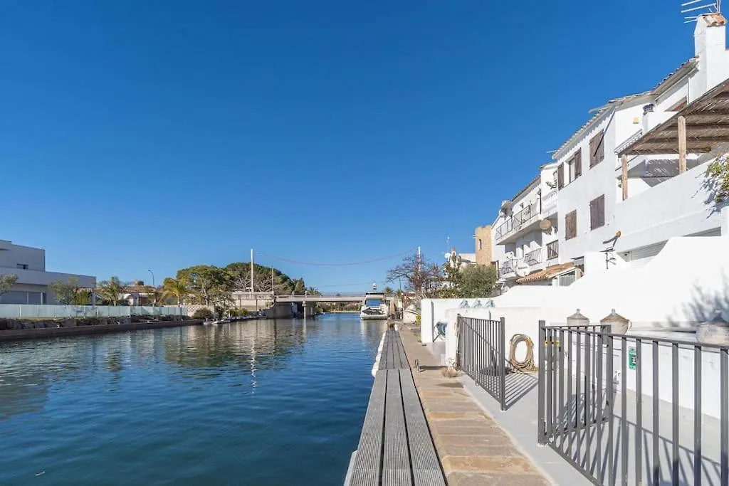 Holiday home 2027 Casa De Pescador Con 3 Habitaciones, Piscina Y Amarre By Homeselectspain Empuriabrava