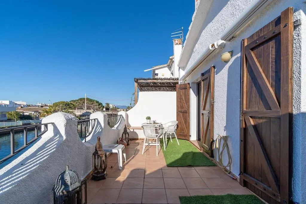 2027 Casa De Pescador Con 3 Habitaciones, Piscina Y Amarre By Homeselectspain Empuriabrava Spain